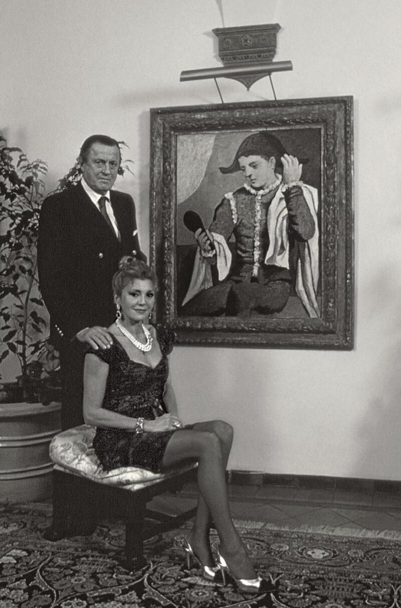 Imagen de los barones Thyssen con la obra 'Arlequín con espejo' de Picasso